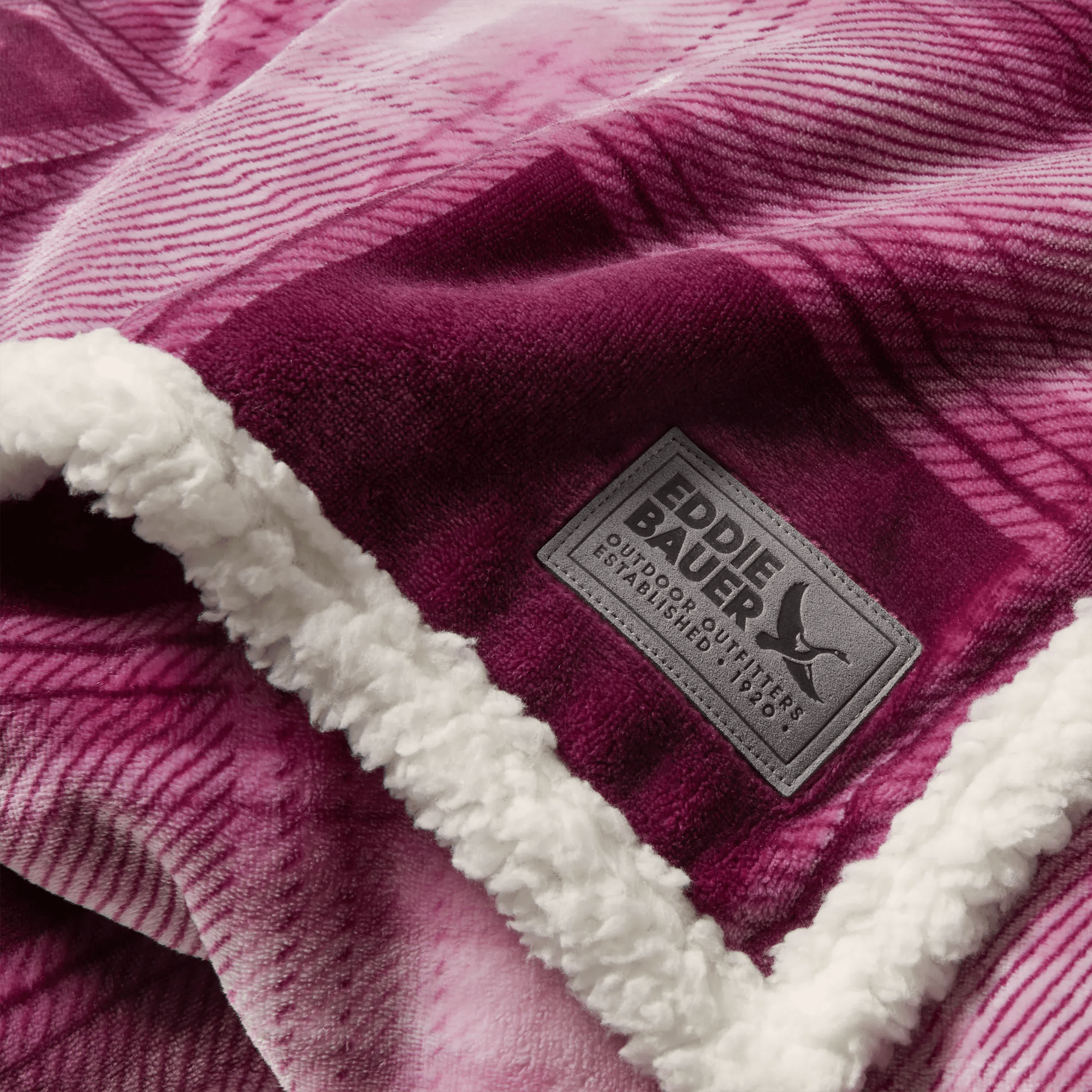 EB Cabin Fleece Throw - Image 3